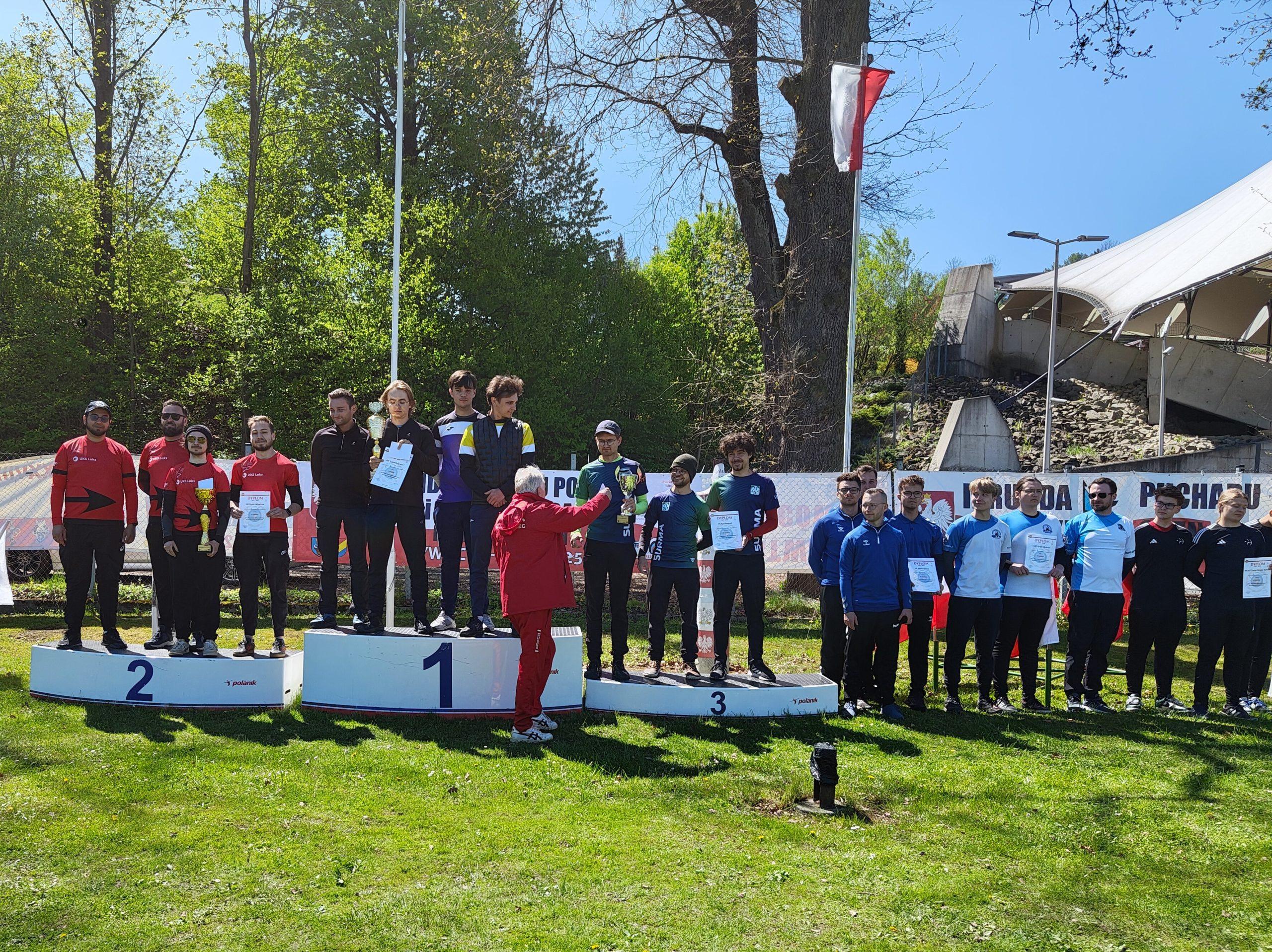 2025 _04 1. DMP Żywiec - podium mężczyzn podium DMP UKS Luks