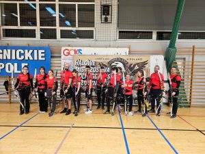 UKS Luks zdjęcie grupowe zawodników w łukach olimpijskich