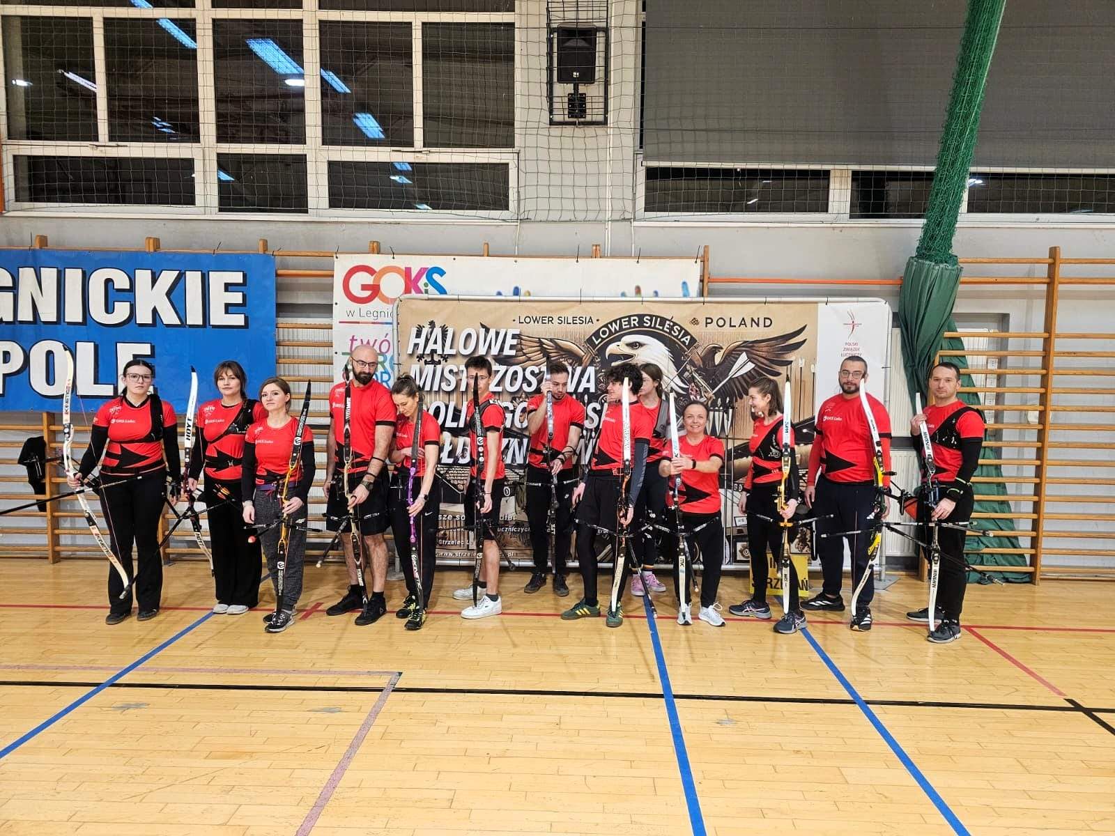 UKS Luks zdjęcie grupowe zawodników w łukach olimpijskich